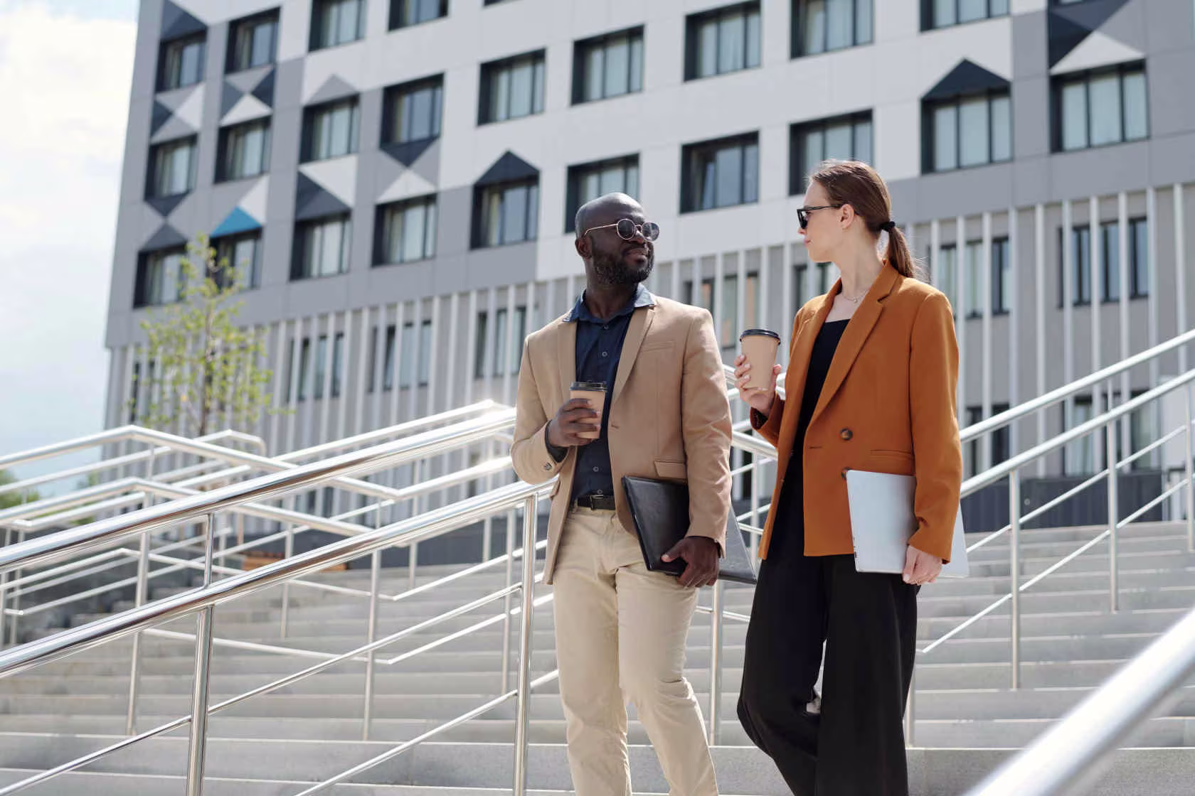 Immagine di uomo e donna vestiti in stile quiet luxury