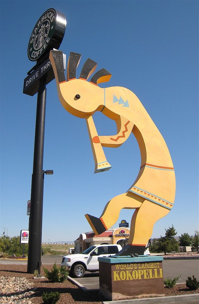 800px-World's Largest Kokopelli - panoramio https://commons.wikimedia.org/w/index.php?curid=48521031