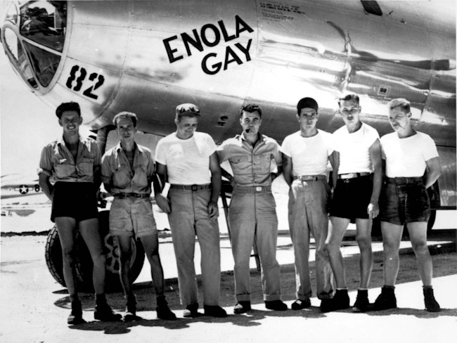B-29_Enola_Gay_w_Crews-1024x768.jpg