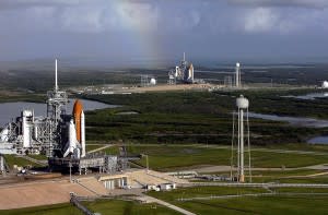 1280pxSpaceshuttlesAtlantisSTS125andEndeavourSTS400onlaunchpads-300x197.jpg
