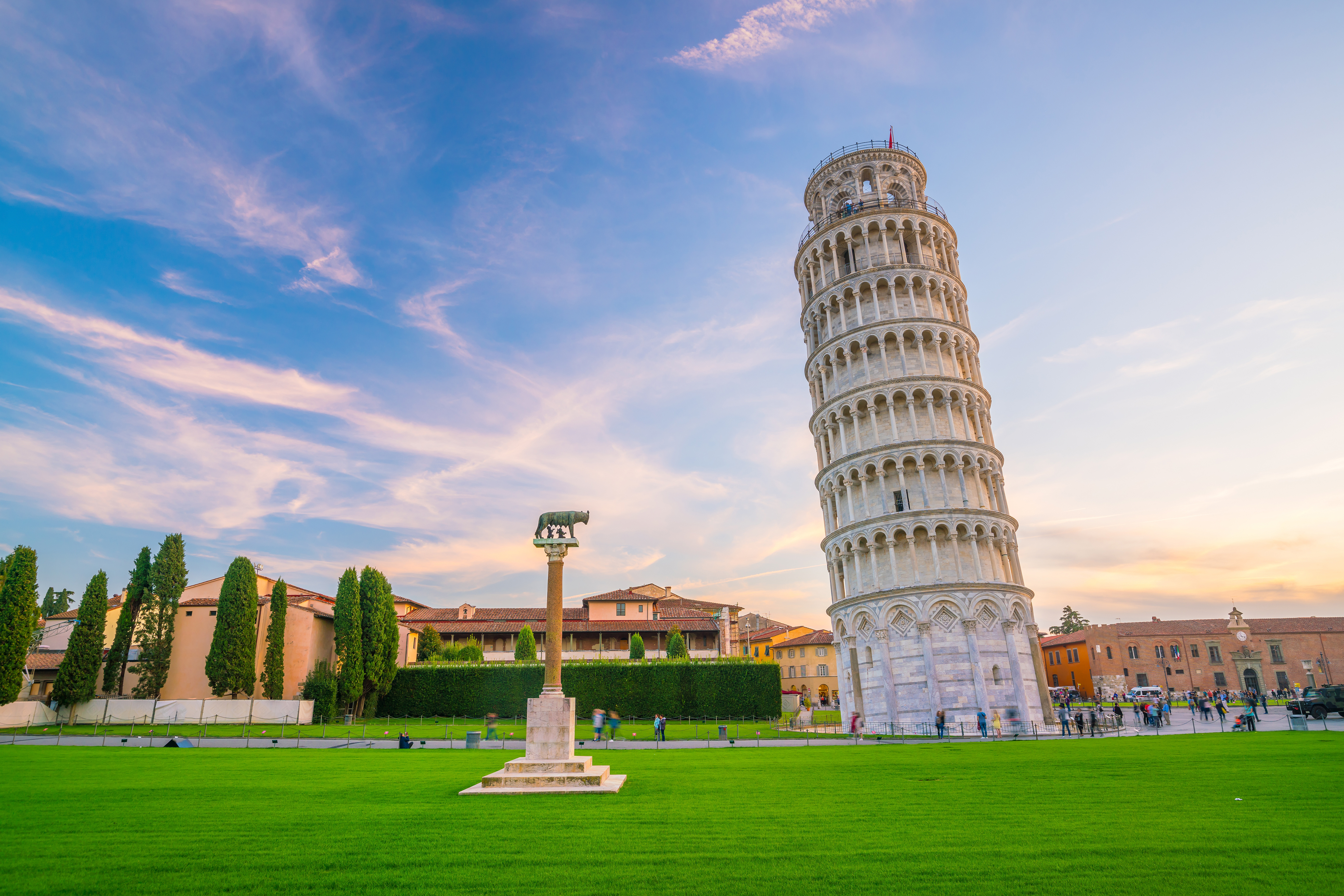 Достопримечательность какой страны является. Пизанская башня Италия. Достопримечательности Италии Пизанская башня. Падающая Пизанская башня. Падающая башня в Пизе.
