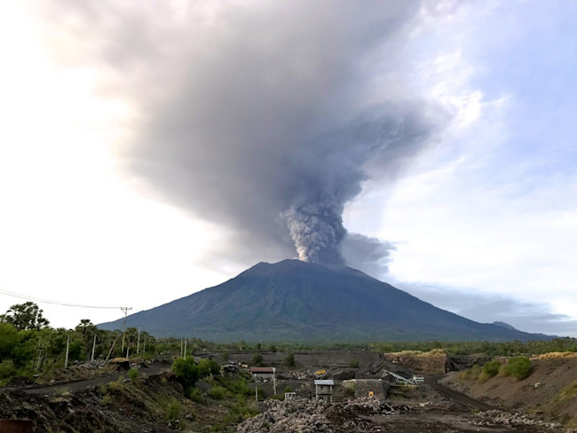 Mount_Agung_November_2017_eruption_-_27_Nov_2017_03-1-1024x768.jpg