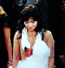220px-Bjork_and_the_Swan_Dress.jpg
