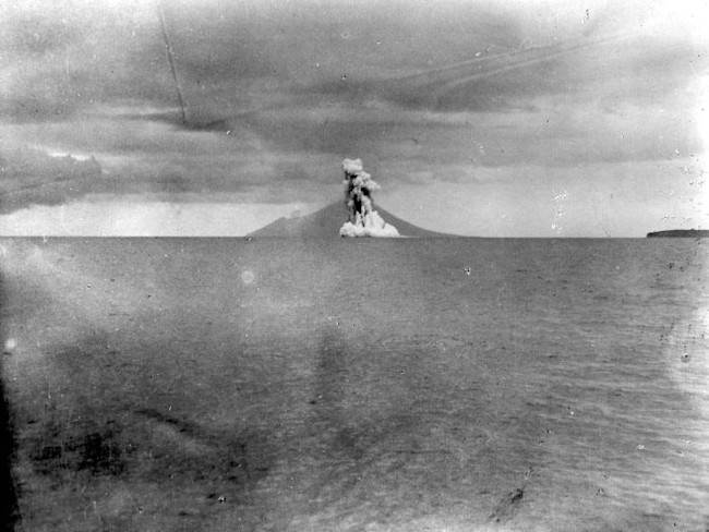 COLLECTIE_TROPENMUSEUM_Uitbarsting_van_de_Krakatau_TMnr_10004018.jpg