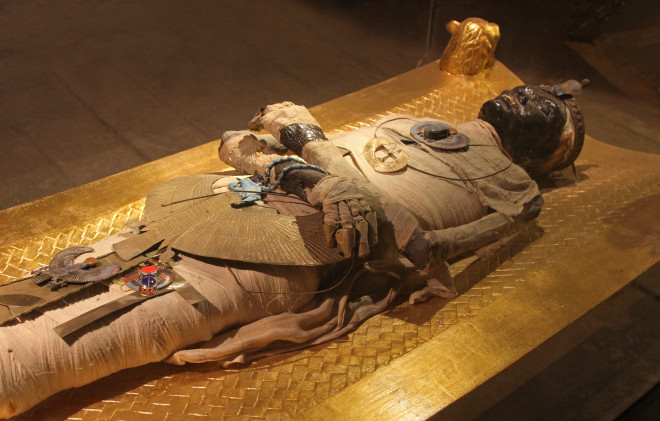 ancient egyptian priests embalming