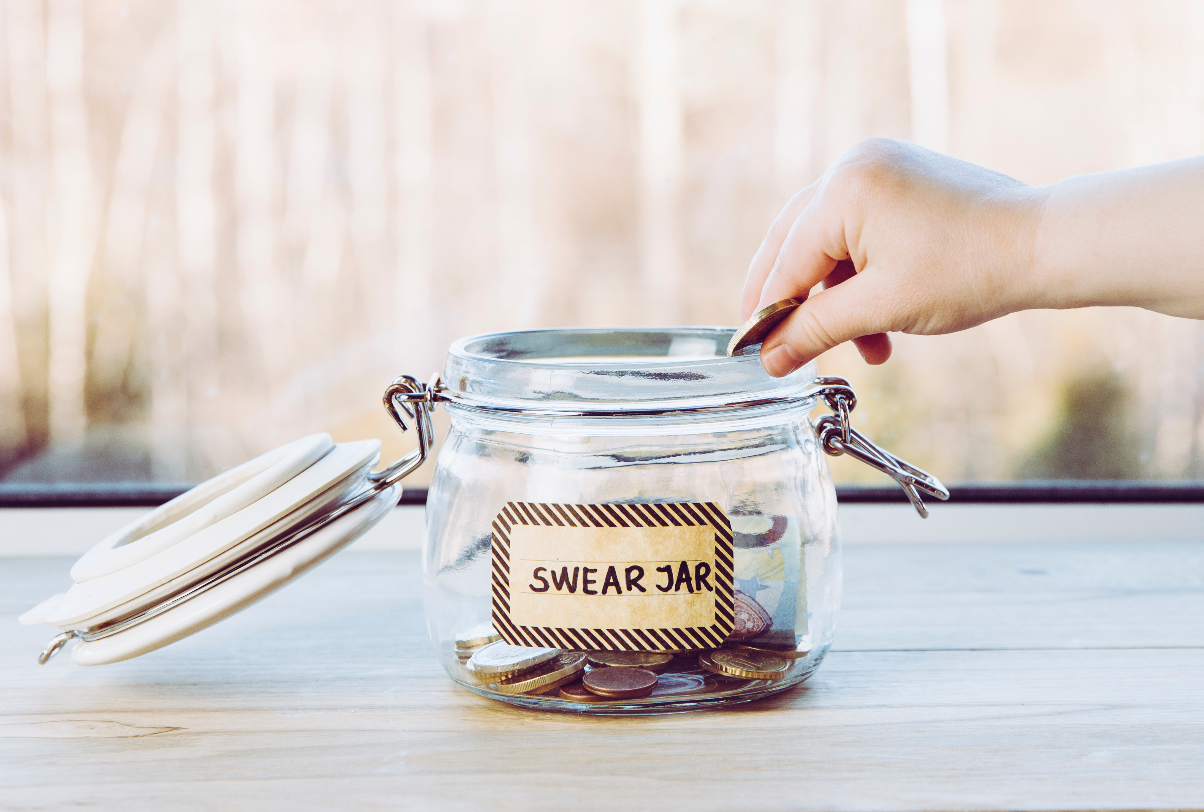 В каждую банку по. Банка для ругательств. Картинки обещания банка. The swearing Jar 2022.