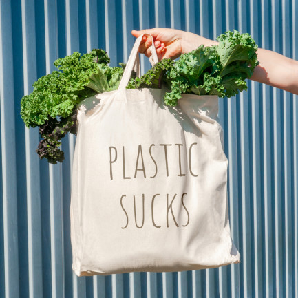 Easy Garbage Transforms and Reuses Eco-Unfriendly Plastic Bags as Trash Bags