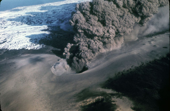 1280px-Ukinrek_eruption_1977-1024x692.jpg