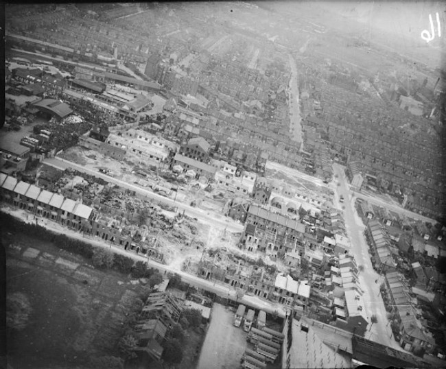 Bomb_Damage_in_London_England_April_1945_CH15111.jpg