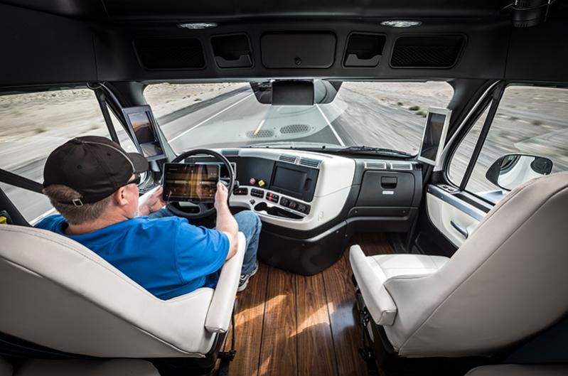 Freightliner Unveils World S First Self Driving Semi Truck