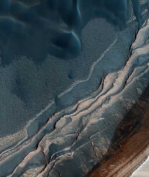 hirise_scarp_dunes.jpg