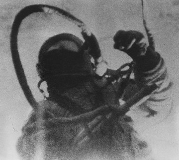 leonov_spacewalk_big.gif