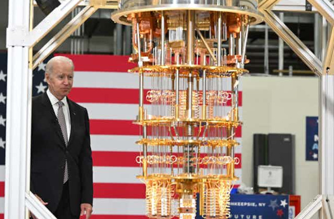 President-Biden-With-IBMs-Quantum-Computer