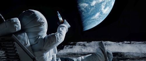 astronaut-drinking-on-moon