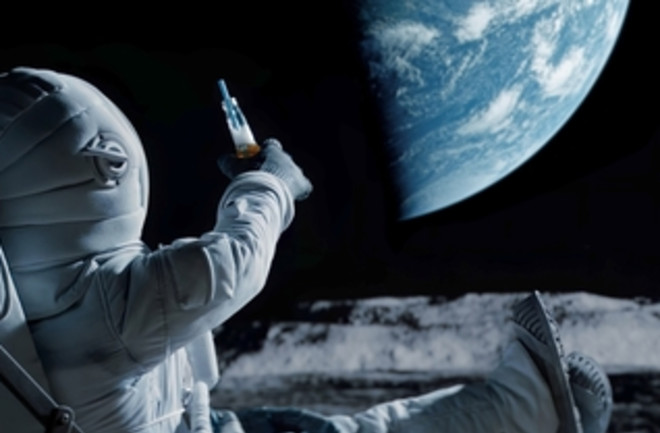 astronaut-drinking-on-moon