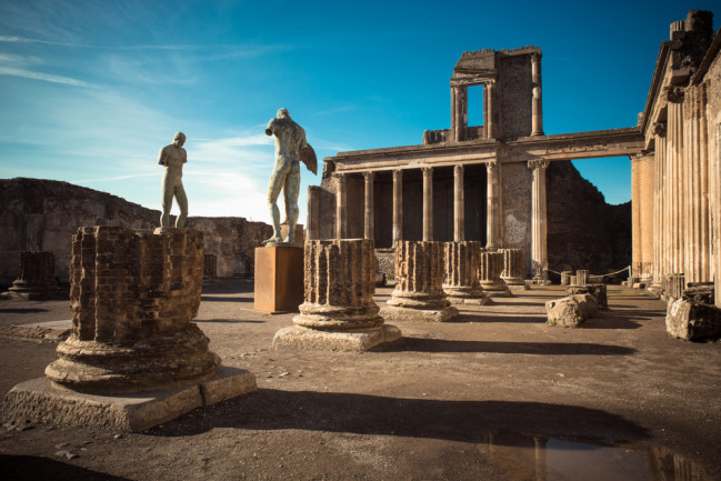 Pompeii with statuesq