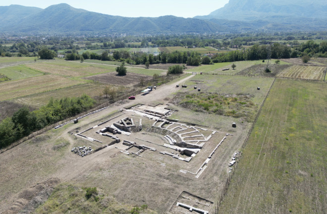 View of the Interamna Lirenas excavation from above and from the North. The remains of the theatre can be seen in the centre, with the remains of the basilica behind it.