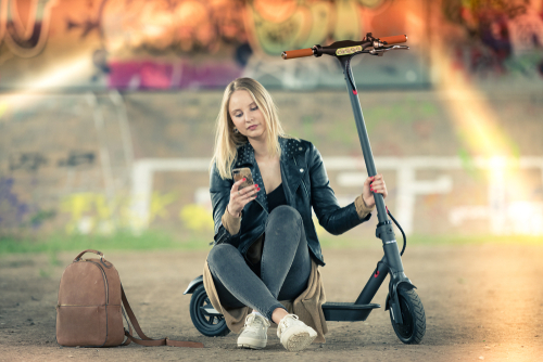 scooter electrónico joven