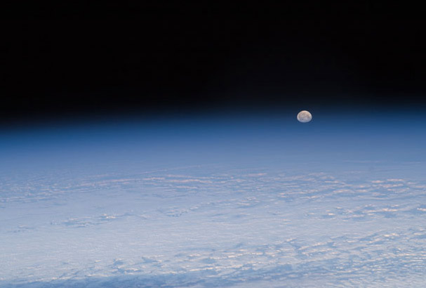 ISS_moonset_jan92012.jpg