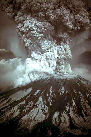 319px-MSH80_eruption_mount_st_helens_05-18-80-dramatic-edit.jpg