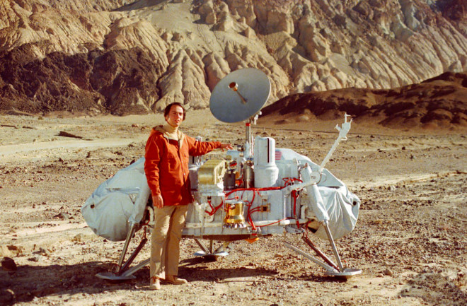 Carl Sagan with Viking lander model in Death Valley California
