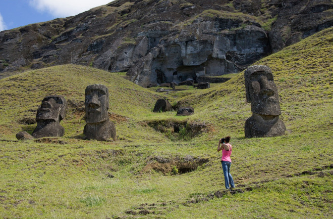 tourists Easter Island - Alamy - DSC-NT0517 01