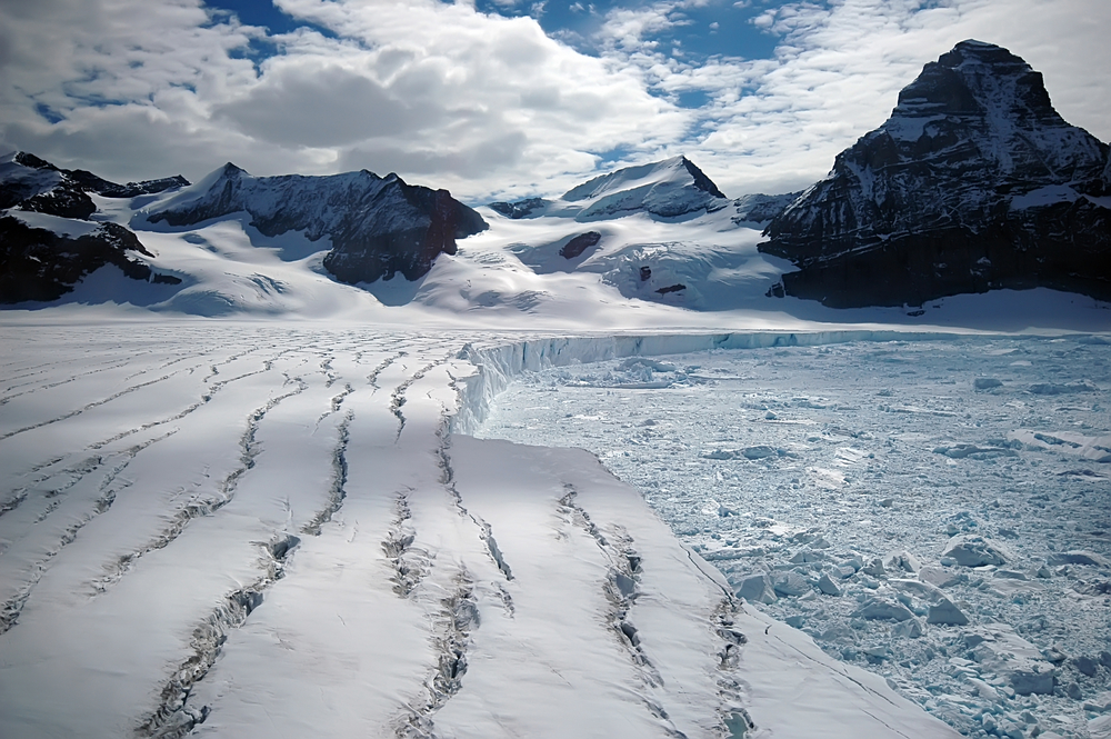 Les rivières d’eau de fonte pourraient mettre en danger les plates-formes de glace de l’Antarctique