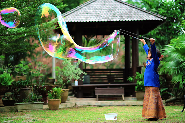 Physicists Discover Why This Bubble Solution Makes Monster Bubbles