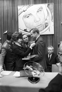 RIAN_archive_837790_Valentina_Tereshkova_and_Neil_Armstrong-203x300.jpg