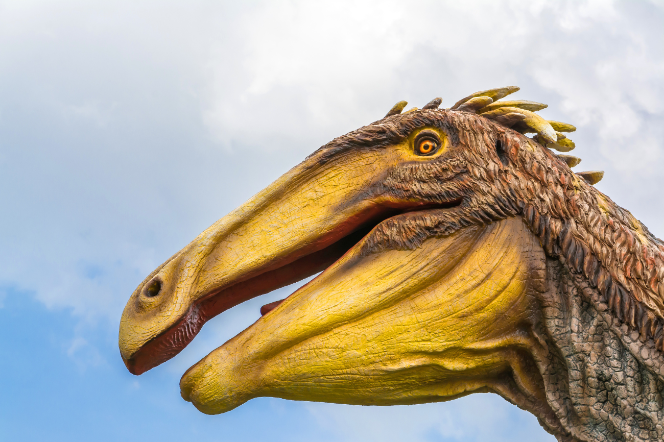 Deinocheirus, the giant hunchbacked dinosaur with