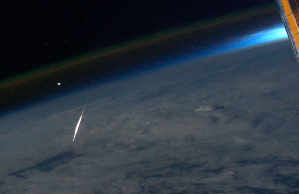 What A Falling Star Looks Like From Space Discover Magazine What A Falling Star Looks Like From Space Discover Magazine