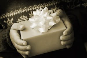 winter-gift-holding-300x200.jpg