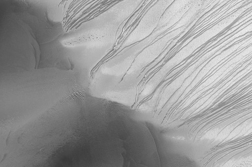 hirise_russell_gulliesbw.jpg