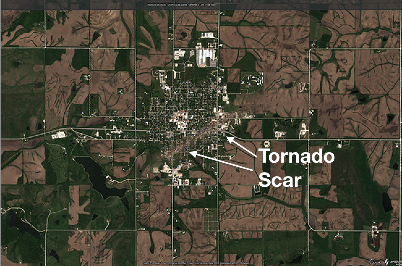 Le chemin de destruction de l’Iowa Tornado vu de l’espace