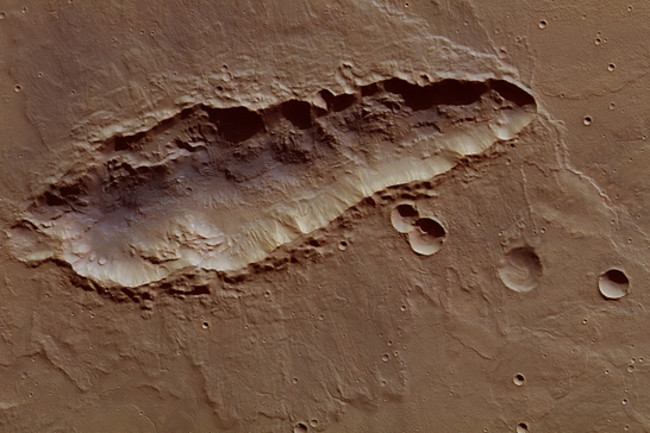 marsexpress_longcrater.jpg