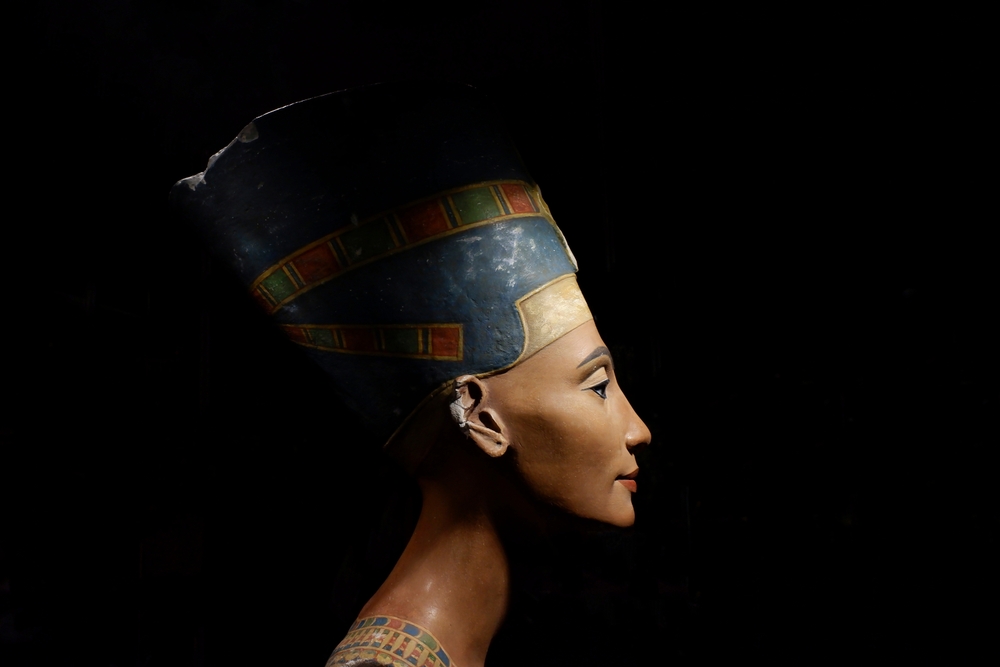 Оригинал песни нефертити. Бюст египетской царицы. Нефертити во весь рост. Нефертити в полный рост. Нефертити 3,5 метра.