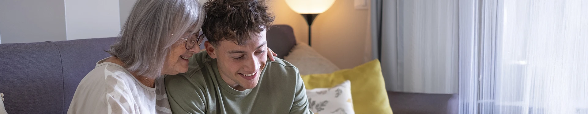 Cómo acompañar a un adulto mayor a envejecer: aplica estos tips - TENA