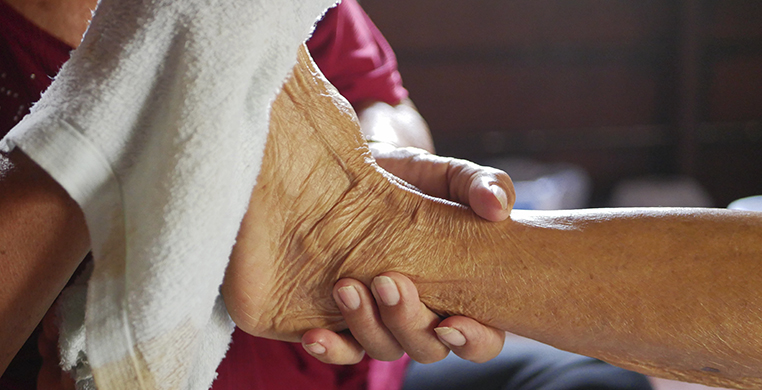 Cómo bañar un paciente postrado en cama - TENA