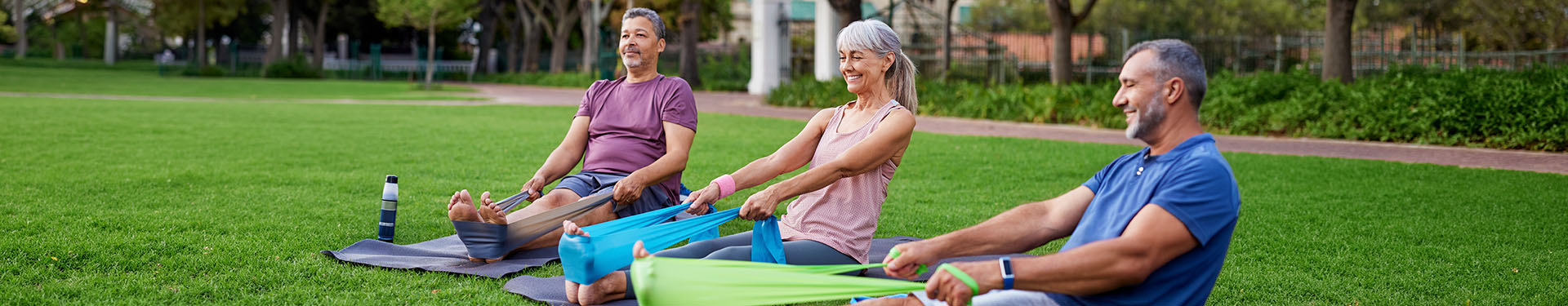 Ejercicios con bandas elásticas para adultos mayores - TENA