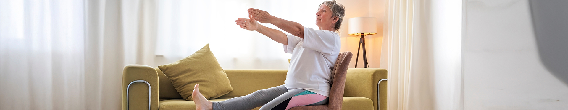 7 ejercicios en silla para adultos mayores - TENA