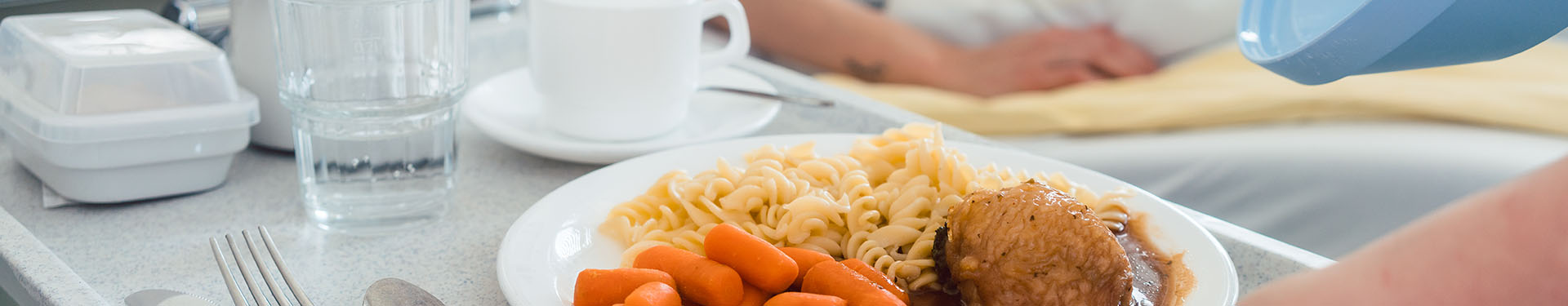 Alimentación del paciente en cama: ¿cómo hacerla? - TENA