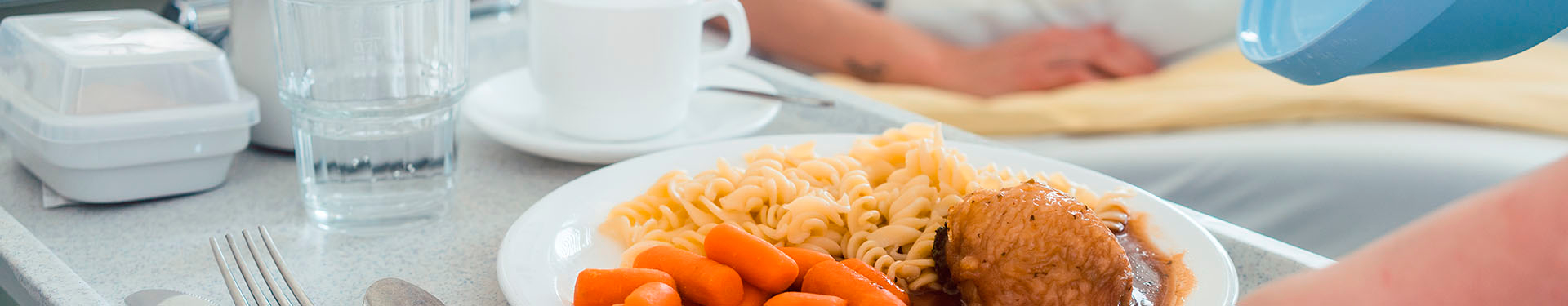 Alimentación del paciente en cama: ¿cómo hacerla? - TENA