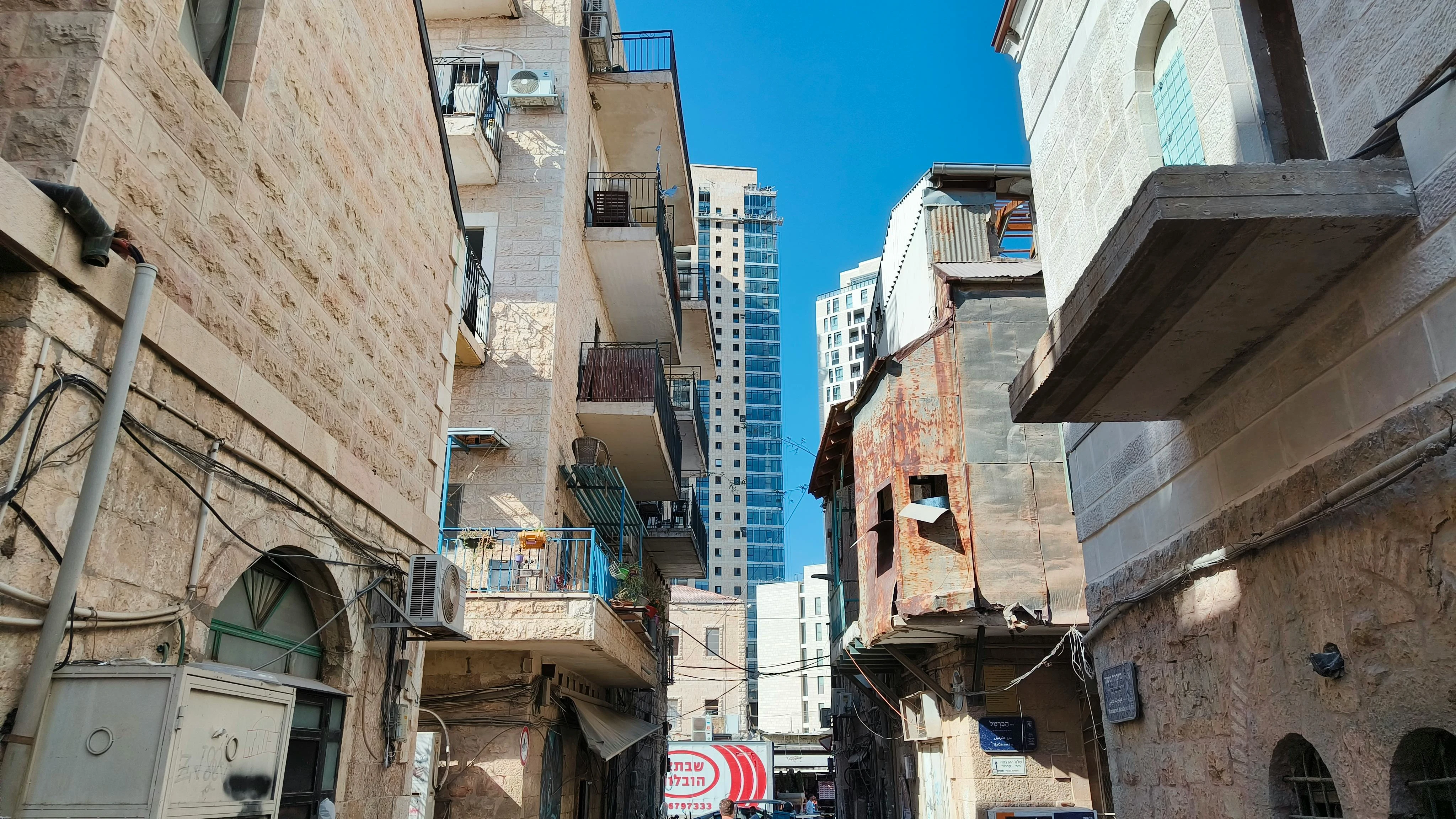 The crowded housing of Nahlaot and the new housing near the shuk stand in juxtaposition. Photo: author.