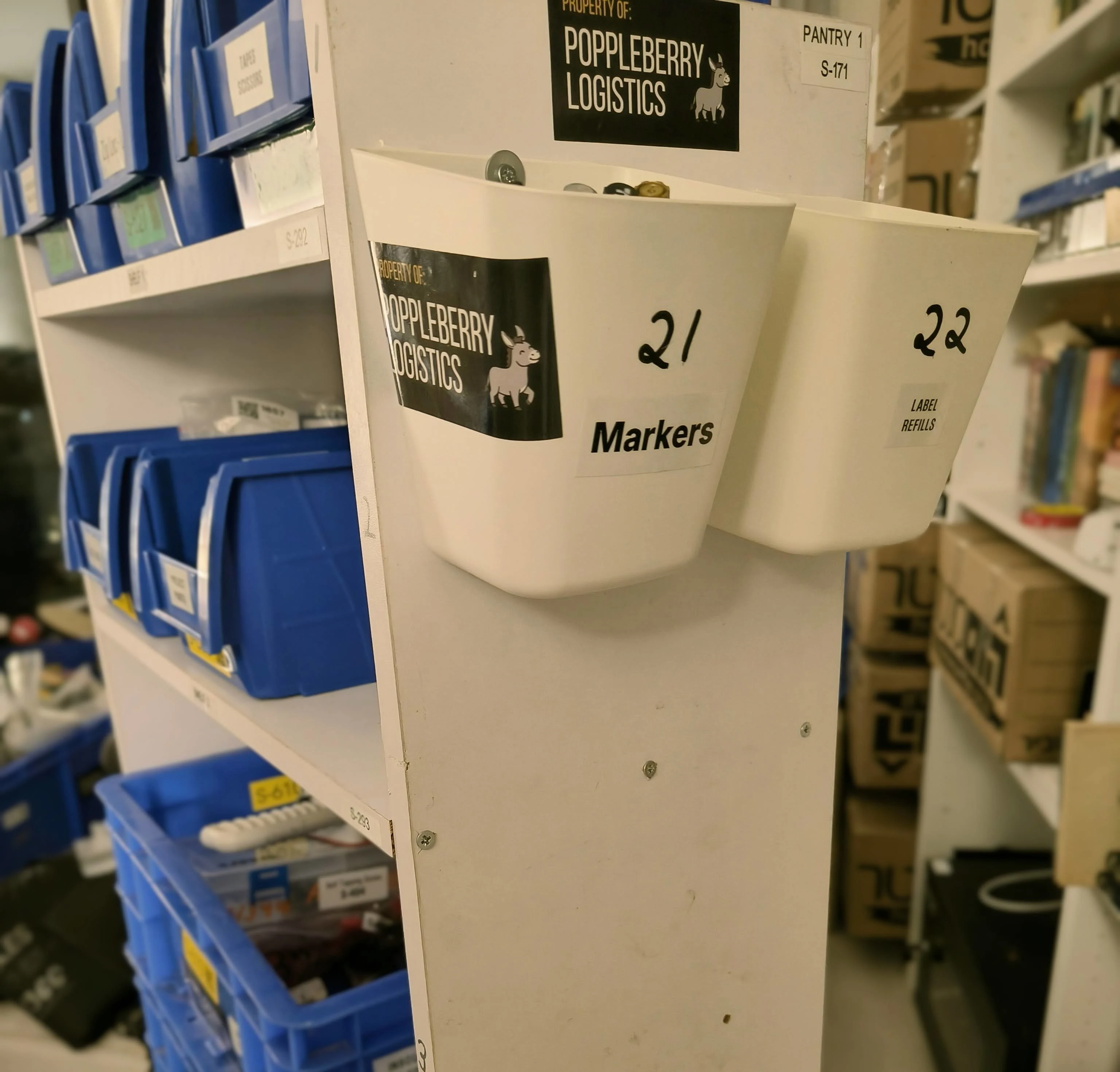 The labelling station itself gets a location: markers in 21, label refills in 22.