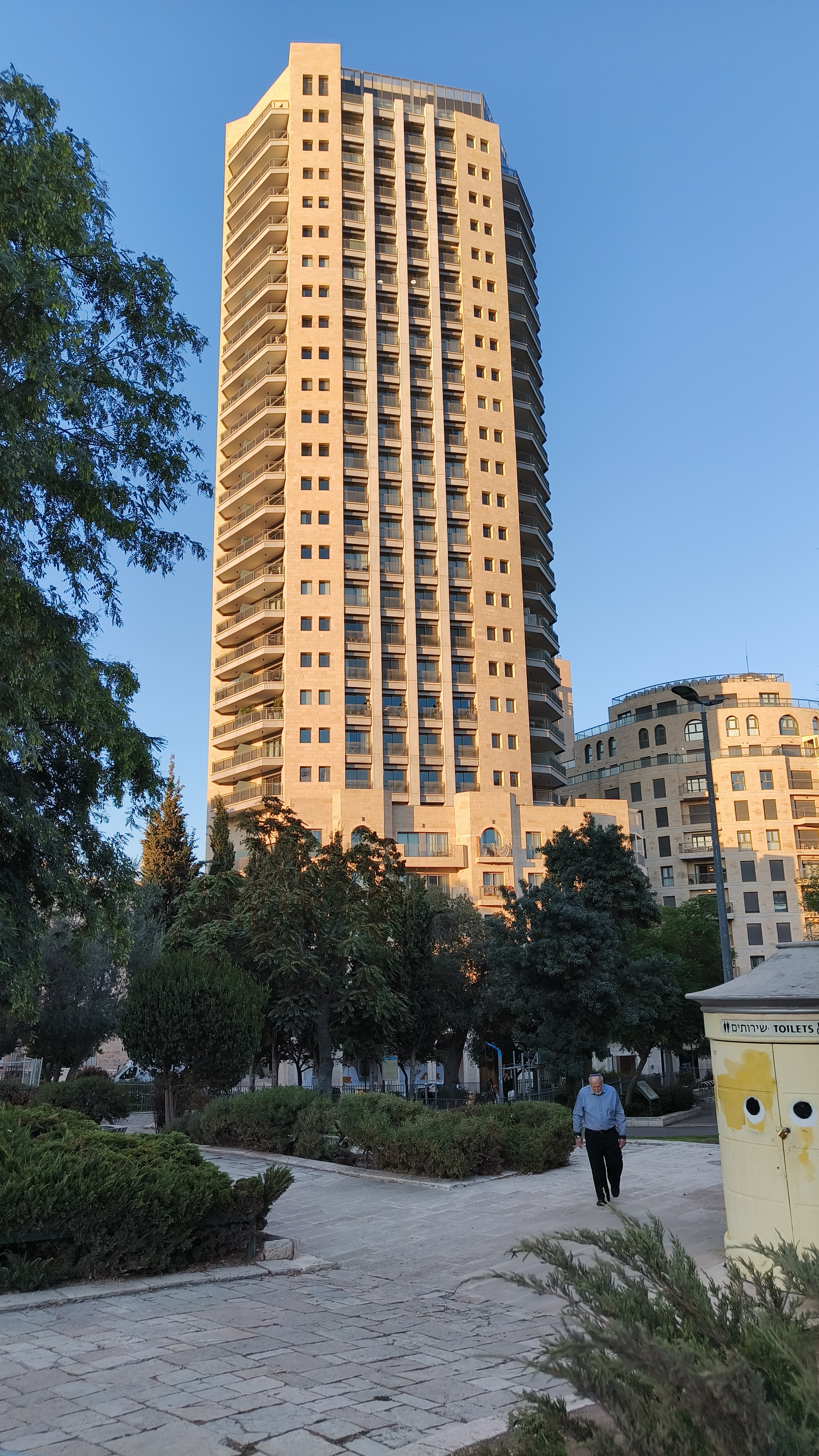 A Jerusalem high rise on Hillel Street viewed from Independence Park / Gan HaPa'amon. Photo: author.