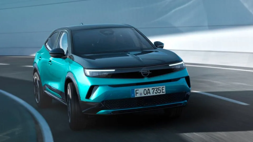 Source: https://www.opel.se/content/dam/opel/master/vehicles/mokka/new-mokka/16x9/Opel_MOKKA_BEV_driving_16x9_960x540.png (served as JPEG) — opel.se (Wismo, Swedish importer), team-cleared 2026-10-05. Run: 2026-10-07