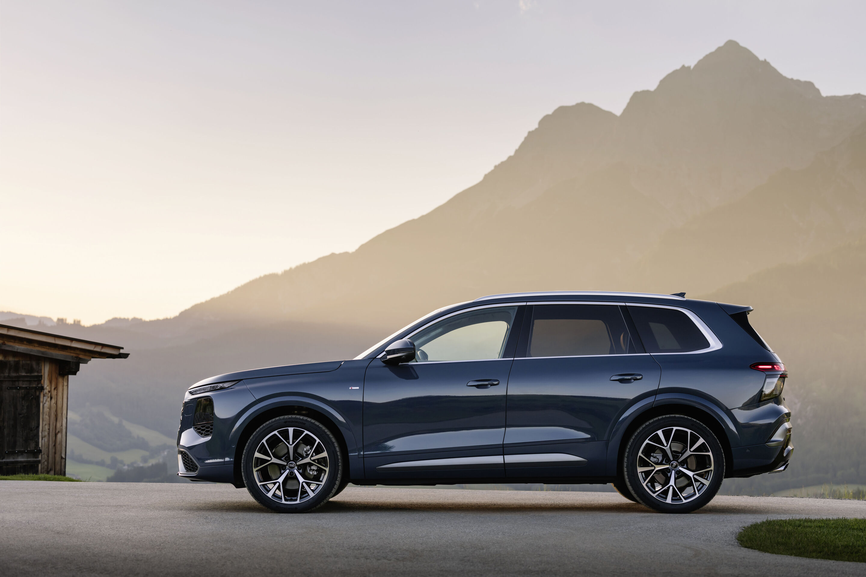Audi Q7 (3rd gen, MY2027) side profile. Source: Audi MediaCenter A263567.