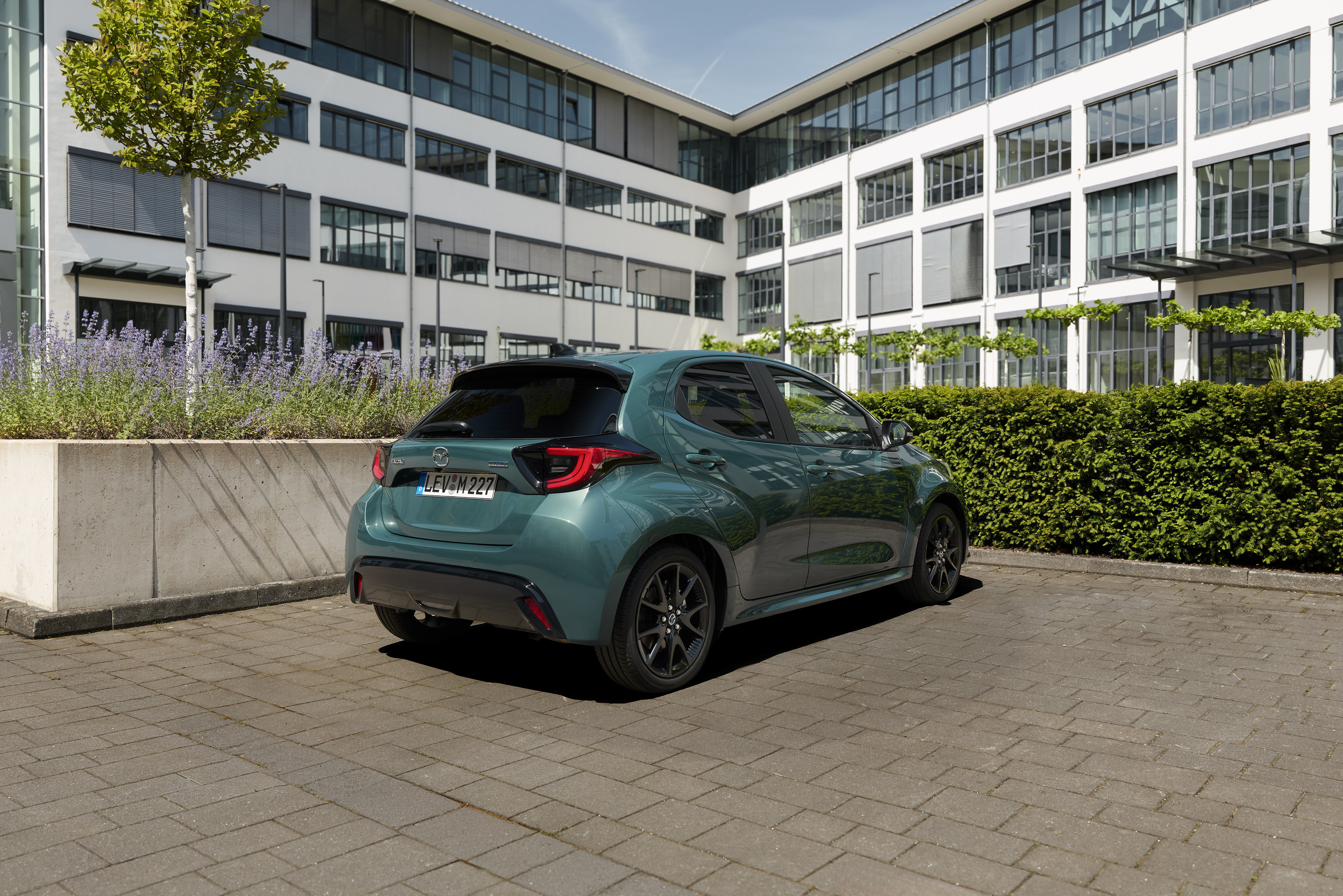 Source: https://www.mazda-press.com/de/cars/mazda2-hybrid/ — press image, editorial use. Run: 2026-08-24