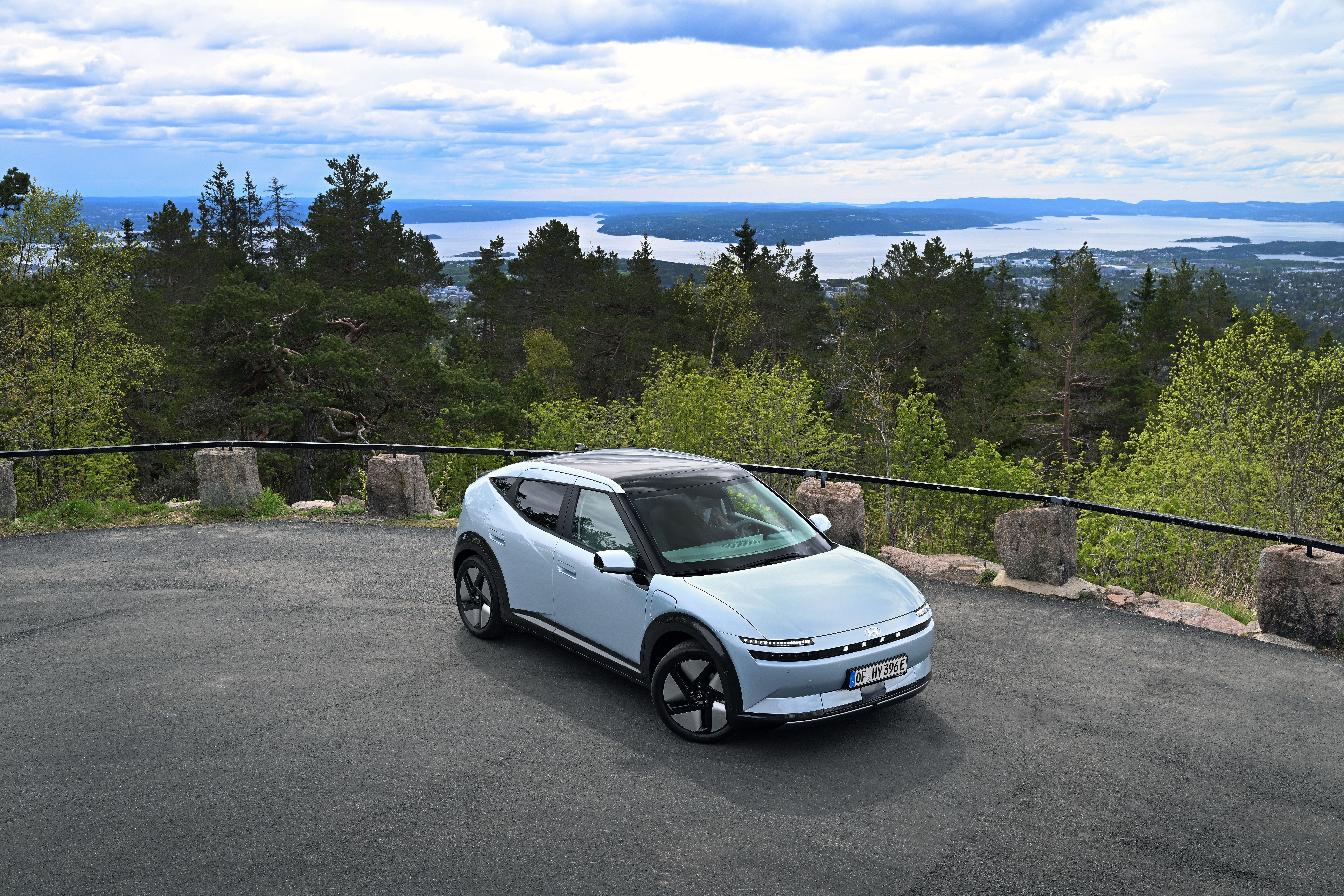 Hyundai IONIQ 3, exteriör 3/4 framifrån i landskap