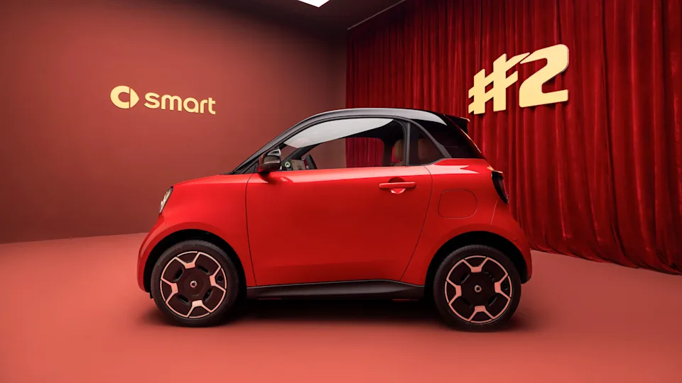 Source: https://s7.future.smart.com/is/image/smarteurope/smart/smart-dam/digital/website/images/marketing/hashtag-2-world-premiere/hashtag-two-early-order-hero-desk.jpg (se.smart.com/sv/) — press image, editorial use. Run: 2026-10-14